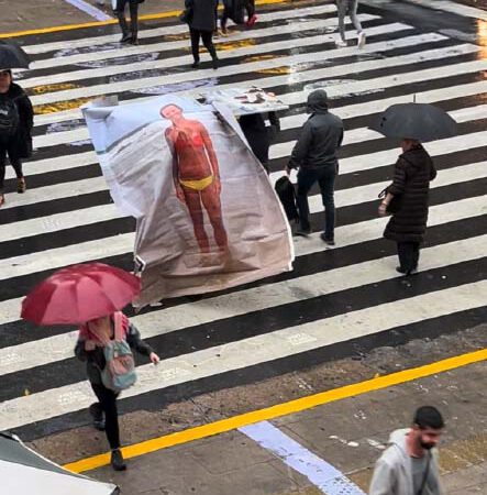 Fotógrafo ofreció refugio a peatones con imágenesimpermeables durante la lluvia para refugiarse
